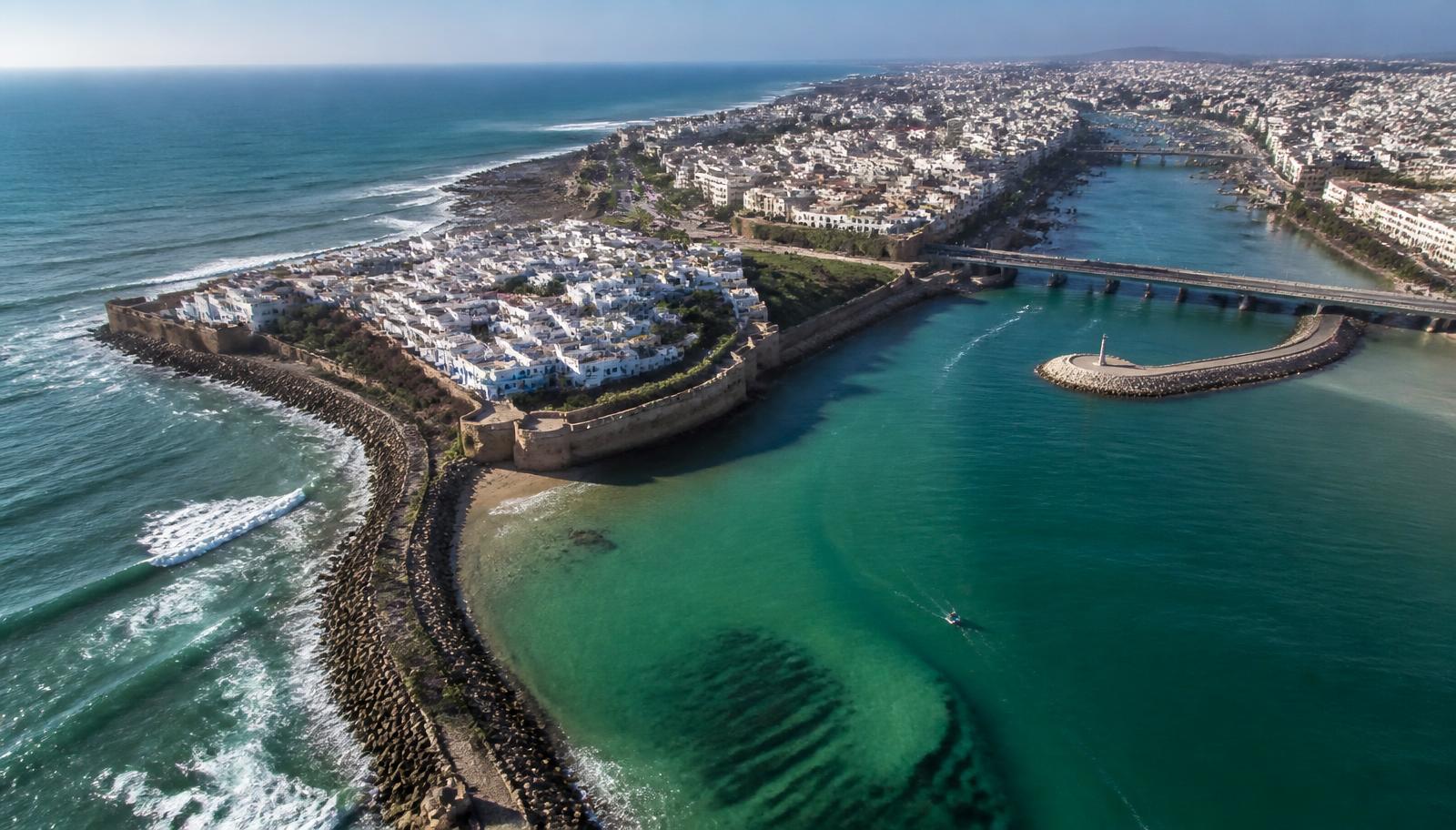 Luchtfoto van de kust van Rabat met de Kasbah des Oudayas en de monding van de Bouregreg